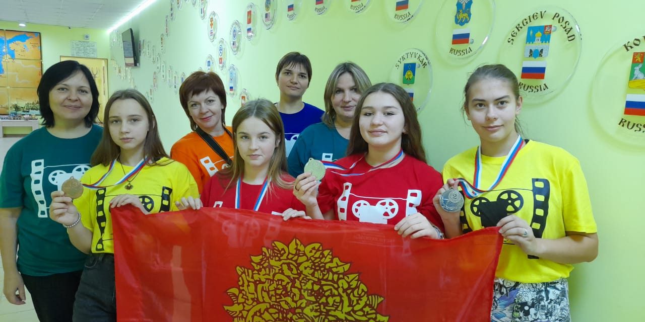 Фото делегации с медалями